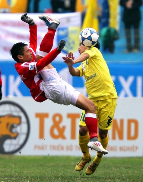 Cú móc bóng rất nguy hiểm của cầu thủ K. Kiên Giang với Văn Quyết